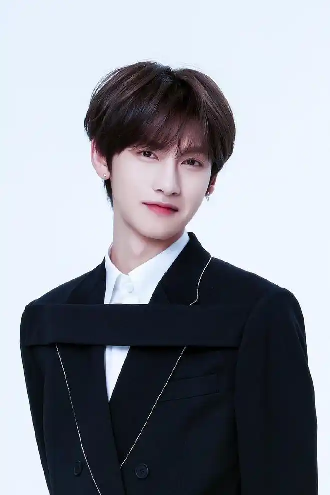 近日,有关1999年出生的男爱豆胡文煊与演员陈思琪的绯闻在网络上