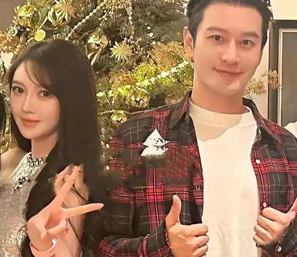 陈乔恩和小9岁老公买炸鸡,素颜坐小电驴后座,一路搂着腰好幸福