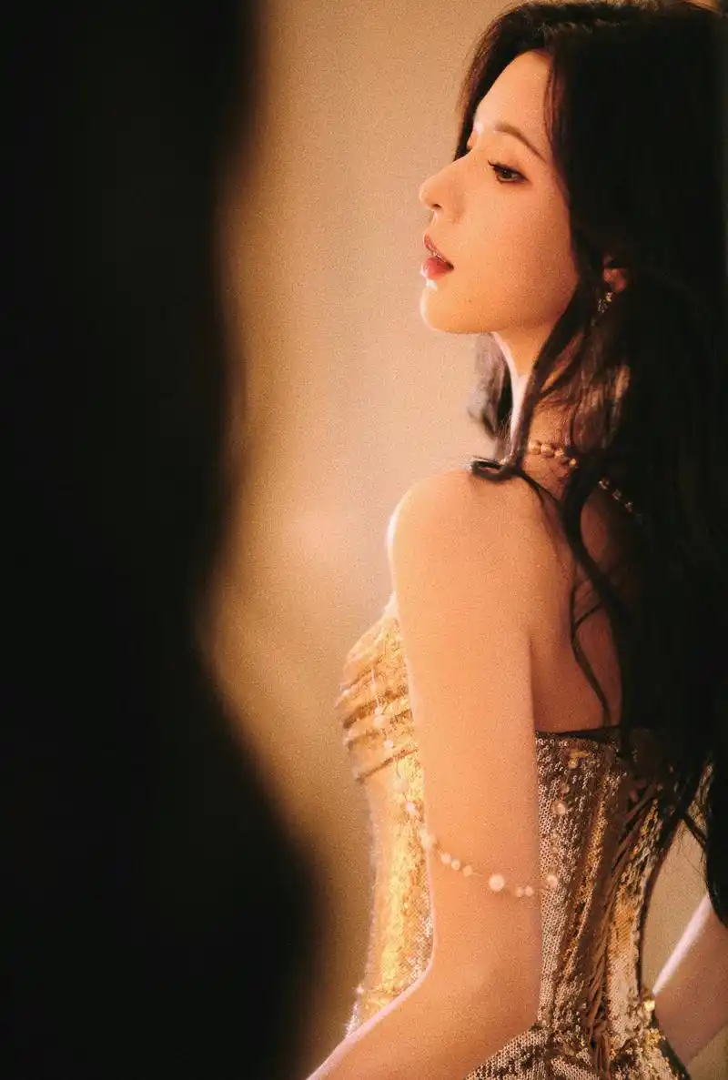 张予曦,身穿鎏金色抹胸礼裙,完美的身材曲线,美丽迷人!