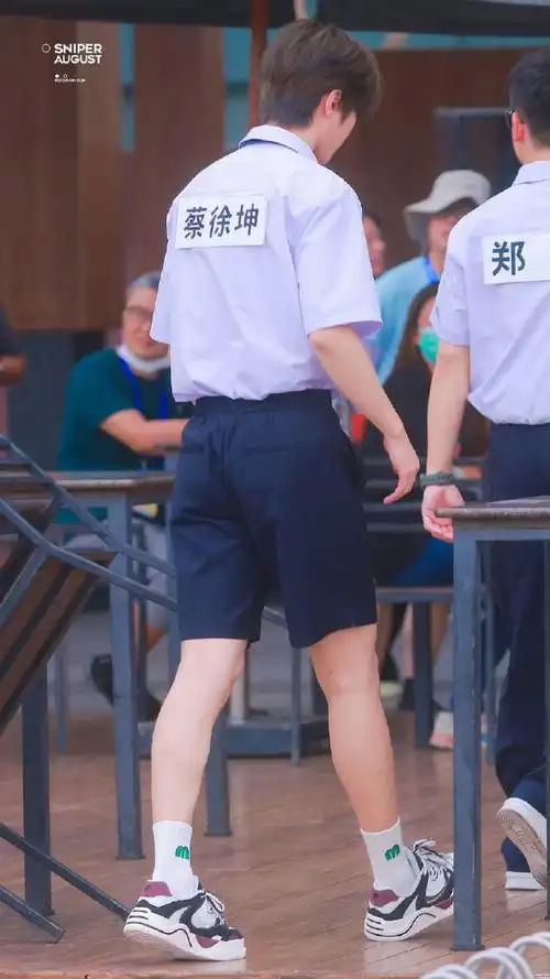 蔡徐坤校服造型录制路透