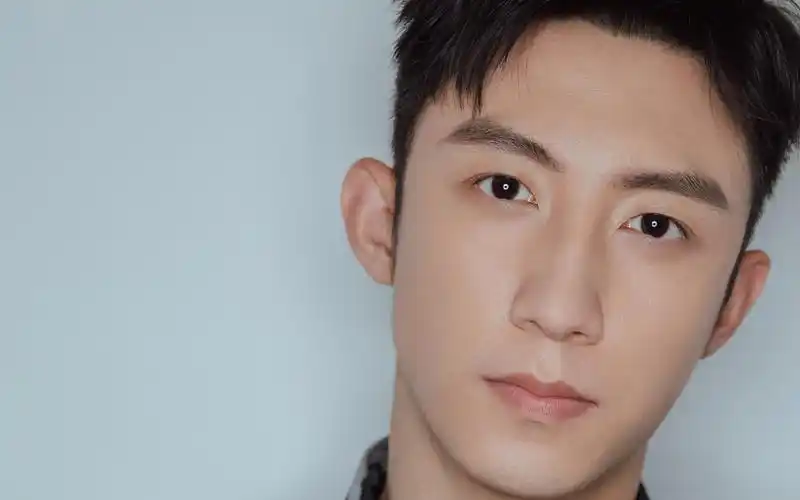 电脑壁纸 明星 大陆明星 黄景瑜时尚休闲阳光干净迷人写真