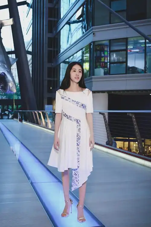 张碧晨献唱《强国一代有我在》 用歌声助力青春梦想