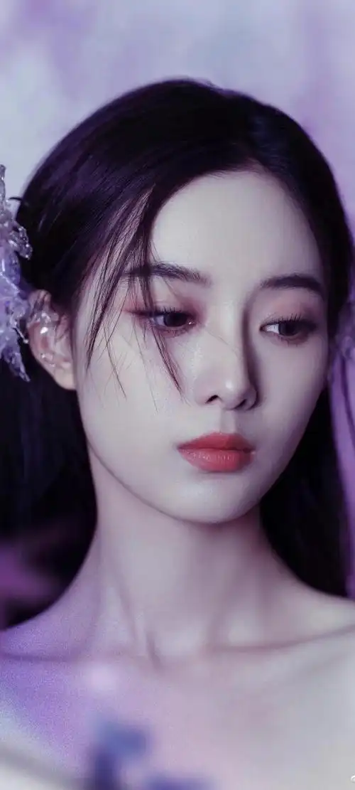 在当今娱乐圈中,美女明星徐艺洋以其清新脱俗的气质和优雅迷人的形象