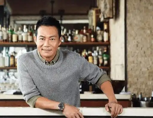 张兆辉就是一位在香港tvb摸爬滚打多年的男演员,在tvb拍了19年的戏