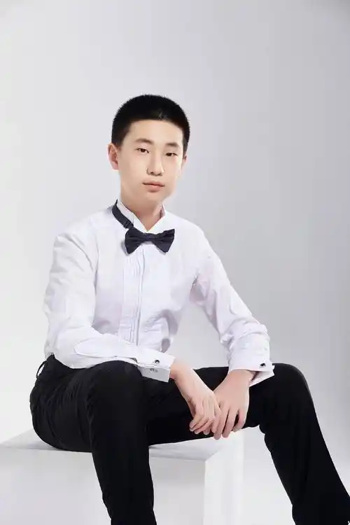 林永健12岁儿子超像爸爸,黄渤11岁爱女罕见出镜_黄波_女儿_大军