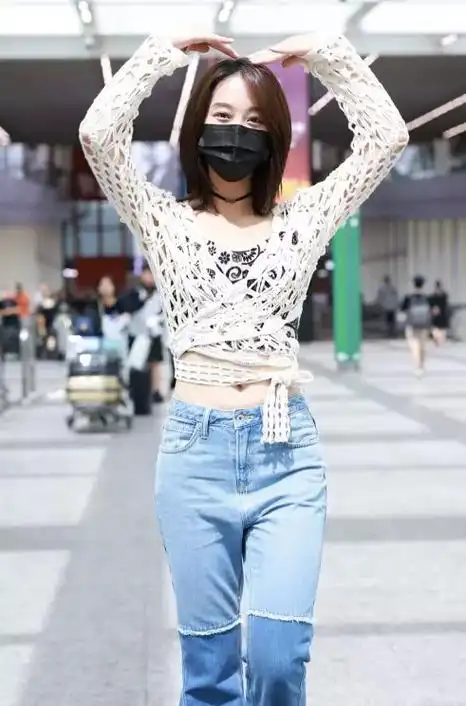 蓝盈莹上身穿白色镂空长袖衫,下身搭配蓝色紧身牛仔裤,秀出纤细的腰部