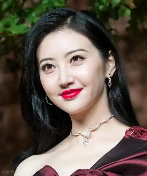 景甜为什么被称为活体貔貅(景甜的家世到底有多强大)_金纳莱网