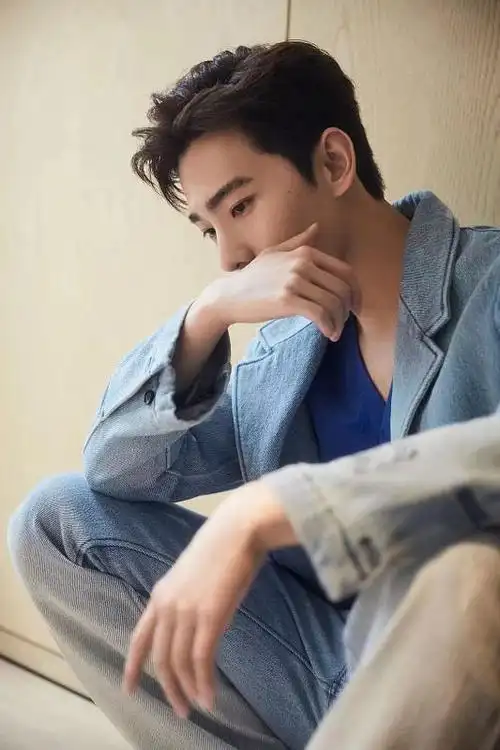 杨洋不愧是军艺校草身穿牛仔西装看起来真是太帅了
