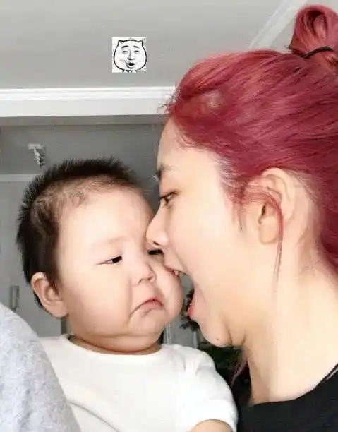 谭松韵调皮地晒"吃娃"照,宝宝委屈表情抢镜,网友修图大呼可爱