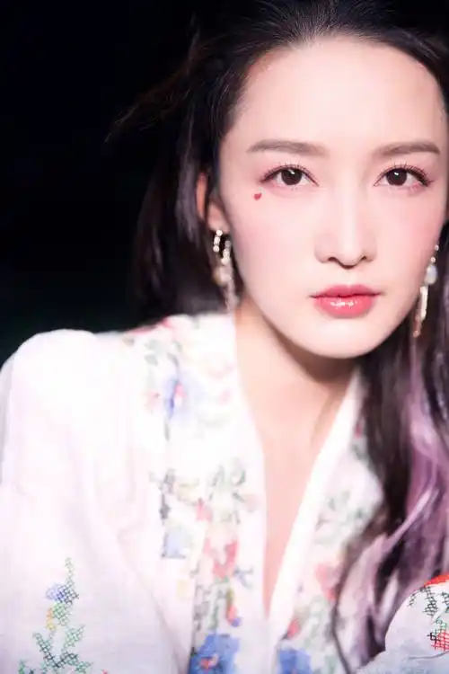 所以李沁特别挑选了这种自带光泽感的粉色唇釉,会让双唇看上去更加