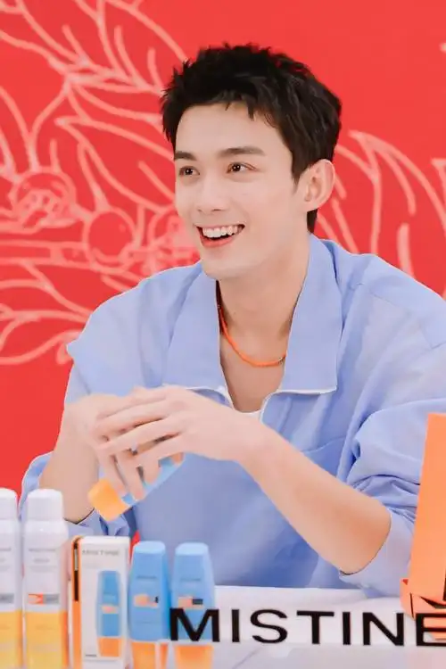 甜美又臭屁的小可爱    #吴磊