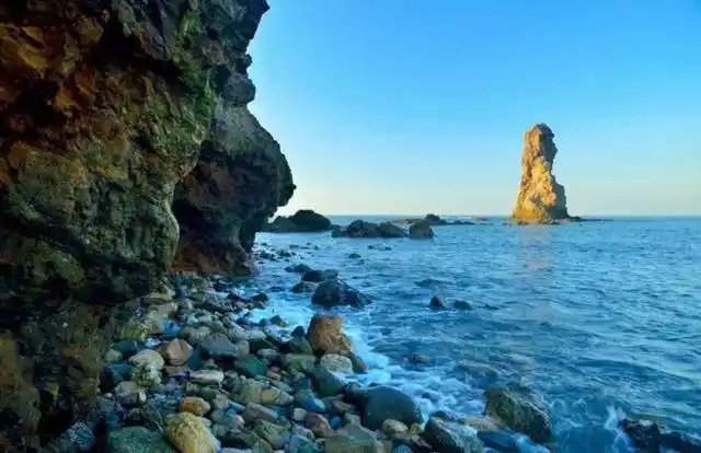 石老人海滩位于崂山区南岸的石老人村,因为海中有一形似老人的巨石而