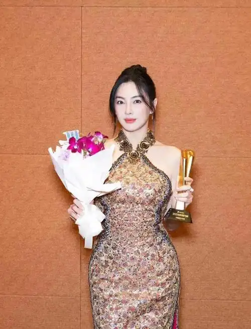 张雨绮获年度品质ip演员挂脖旗袍展现好身材