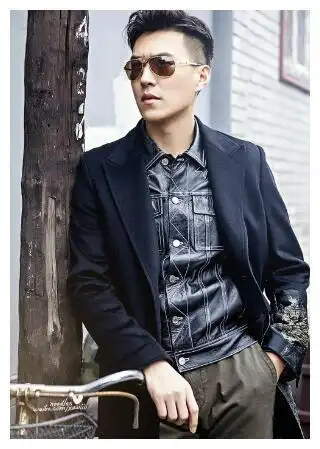 靳东藏了10年的二婚老婆,素颜比江珊更好看,侧颜撞脸董洁_腾讯新闻