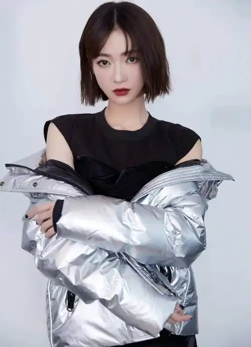 欢娱影视演员@吴谨言 出席波司登成都快闪店活动_成都_活动