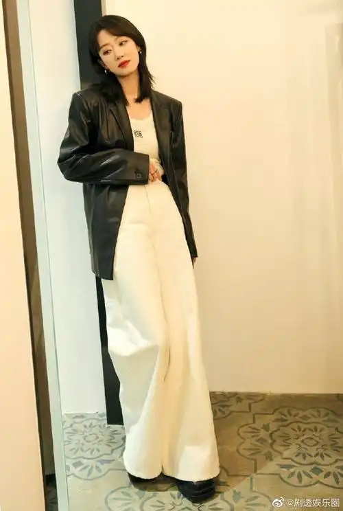 张小斐路演造型#张小斐路演造型,真的惊艳到我了,西服配牛仔裤,盏的