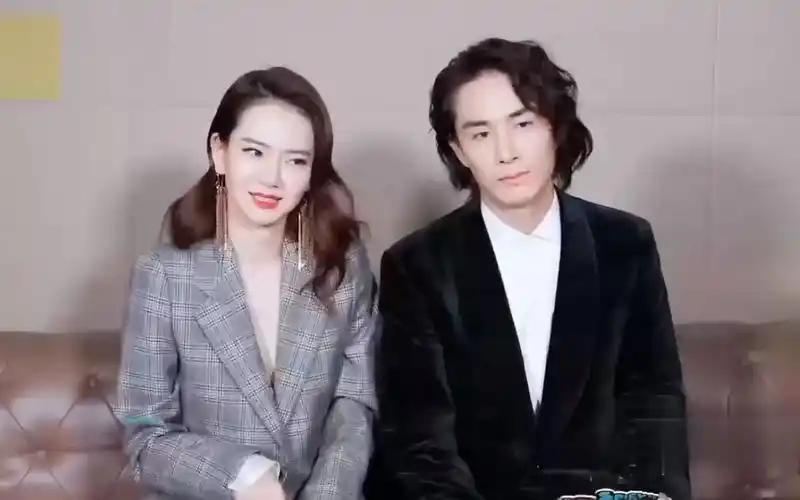 李承铉戚薇十大同框画面:同台合唱太甜蜜,快问快答却差点急眼!