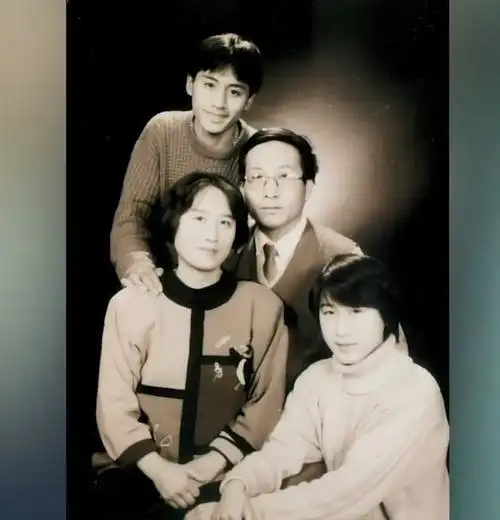 日前,刘烨少年时与姐姐和父母的全家福照片罕见曝光,儿时的社长留着