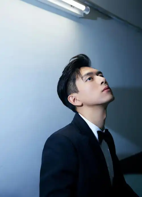 李现获年度人气演员西装杀亮相演绎绅士风度