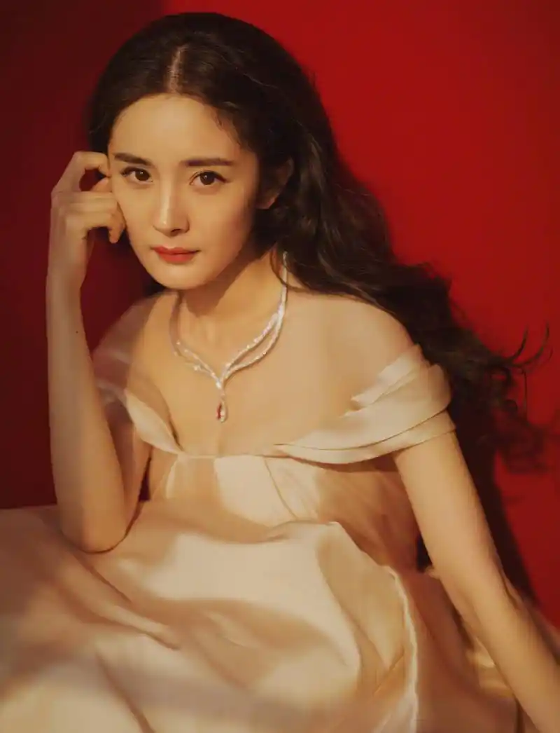 杨幂时尚芭莎新造型好性感,粉红公主裙,这次还露沟了