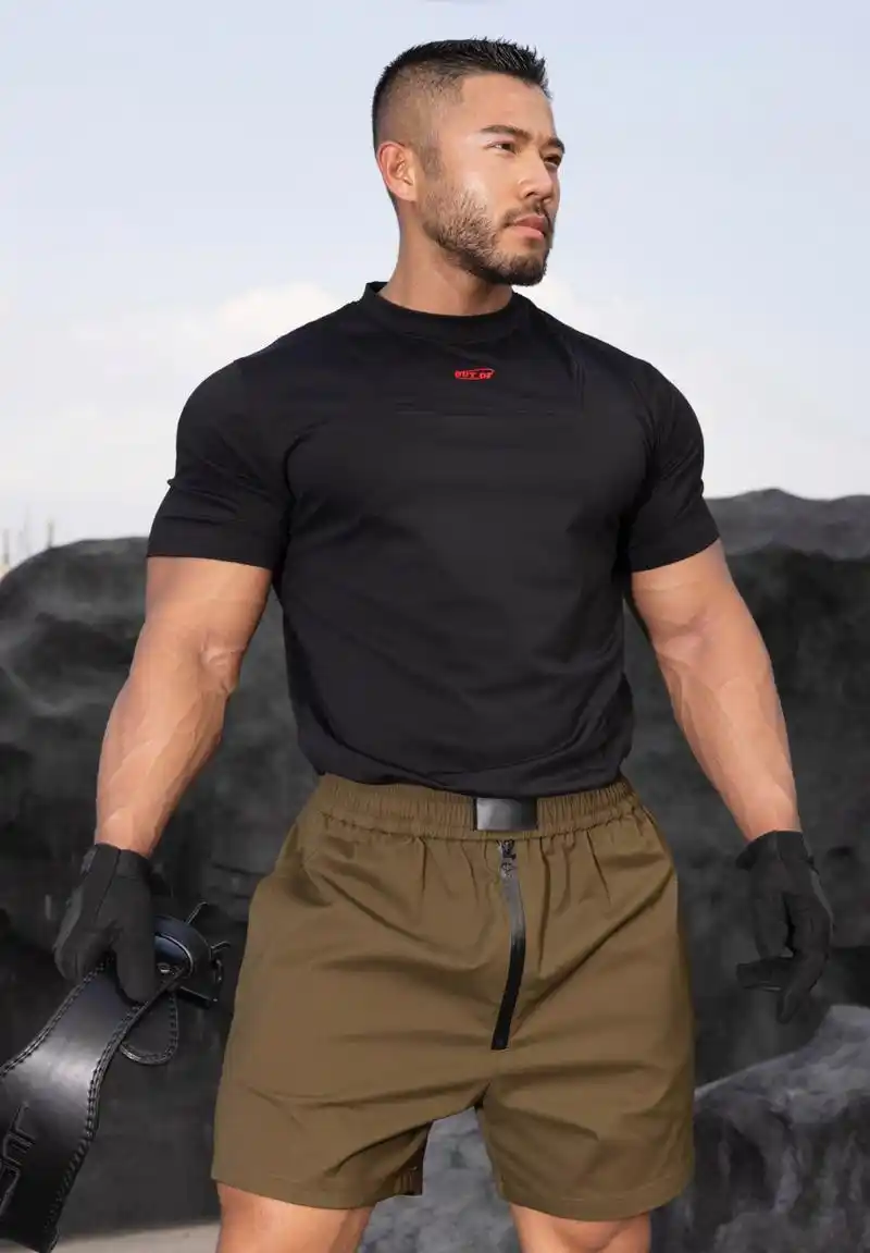 男人味十足的肌肉爷们,阳刚威猛,一看就是猛男.