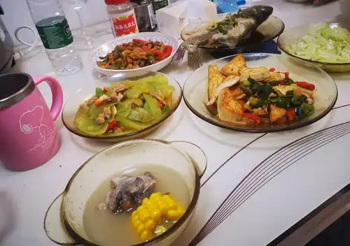 晚餐,朋友来家里做客,下午没啥菜卖,随便做做,.