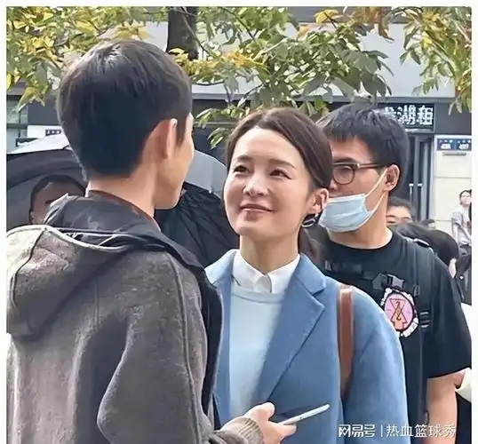 张一山和李沁的恋情曝光甜蜜手牵手逛街