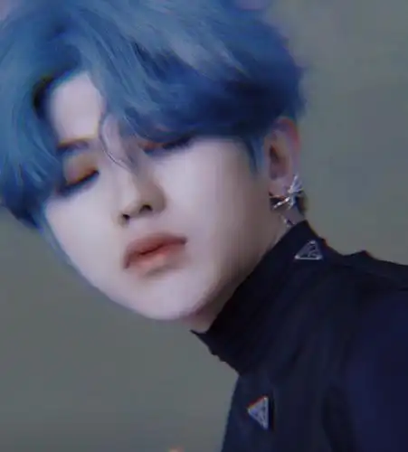 蔡徐坤最新杂志封面曝光,玩转色彩挑战蓝发