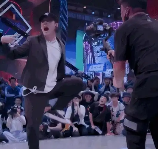张艺兴舞台跳狂派舞却遭网友嘲笑,krump冠军却力挺:开了先河_腾讯新闻