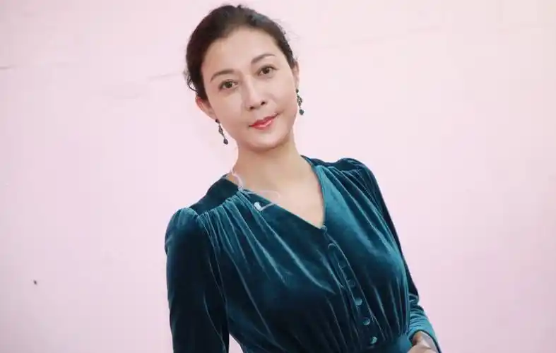 振作起来的吴绮莉好美穿西装配包臀裙气质端庄真让人眼前一亮