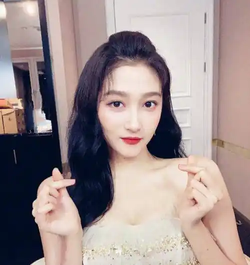 迪丽热巴,关晓彤同穿白色碎钻礼服,你注意这一小细节了吗_气质_镜头