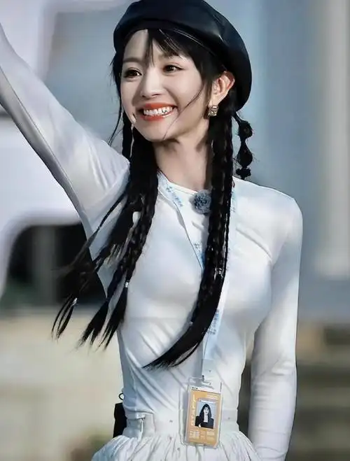 身材看田曦薇:内娱新星的璀璨光芒 在当下内娱圈,95后新生代女星们正