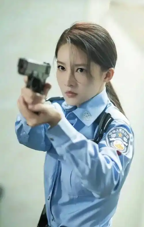 李沁的身材非常纤瘦,但每个动作都很有力度,再加上简简单单的发型和