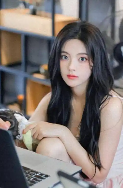 杨超越:25岁的她长相可爱身材完美,网友:我心中的完美女孩