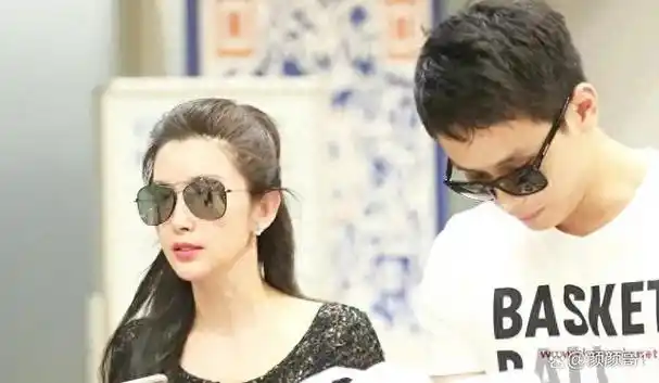 许文楠是某投资公司的高管,他比李冰冰小16岁,在好友任泉的介绍下二人