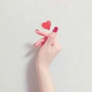比心手势图片头像拿心手势的女生头像只有手