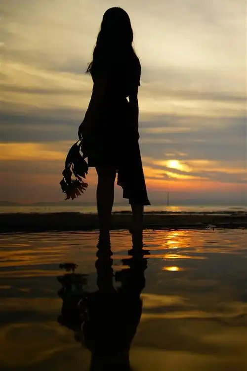 壁纸 女孩后视图,剪影,海滩,海,日落 7680x4320 uhd 8k 高清壁纸