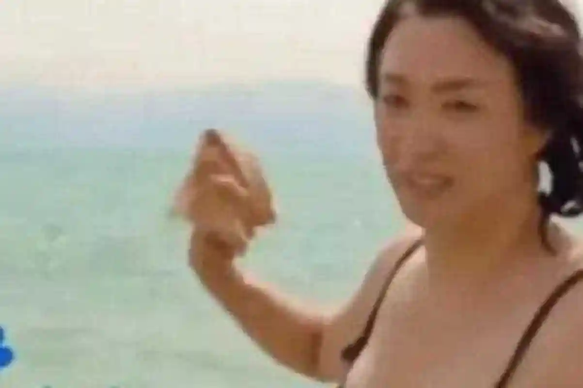 金星罕见晒性感泳装照,与老公汉斯海边嬉戏打闹,水中也不忘一展舞姿