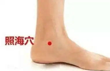 按摩者可从脚尖方向伸手握住患者脚跟,用拇指紧压内踝下方,再同时对