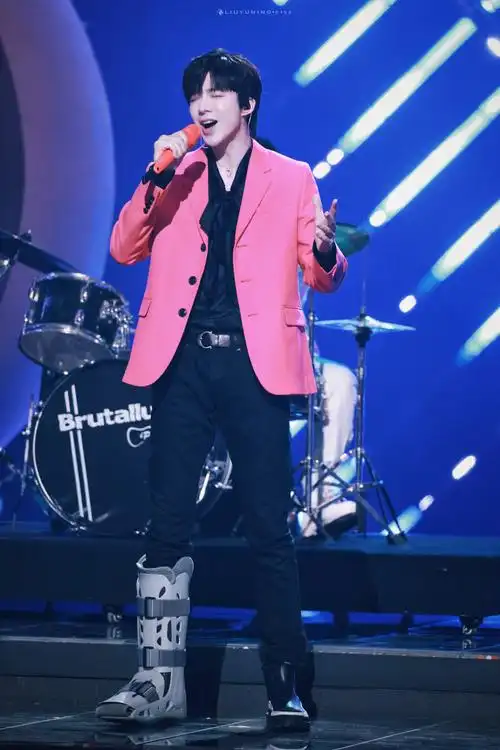 刘宇宁超越舞台红西装造型##刘宇宁湖南卫视春晚