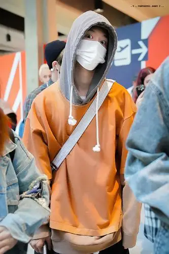 范丞丞机场look慵懒随性 表情呆萌帅气可爱