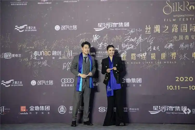 秦之泉公司通过电影节中的大秦之水产品形象,图标签名墙等广告植入