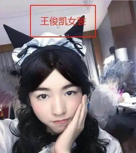 同样是女装:戳爷娇美,鹿晗冷艳,看到第三:全网男生恋爱了!