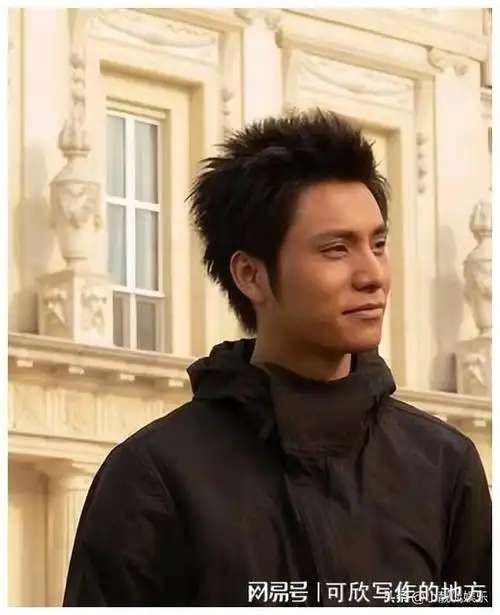 陈坤的儿子已成年,长得越来越远母亲,像谁可以认得出吗?