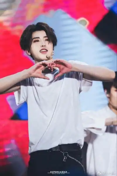 蔡徐坤比心图 - 堆糖,美图壁纸兴趣社区