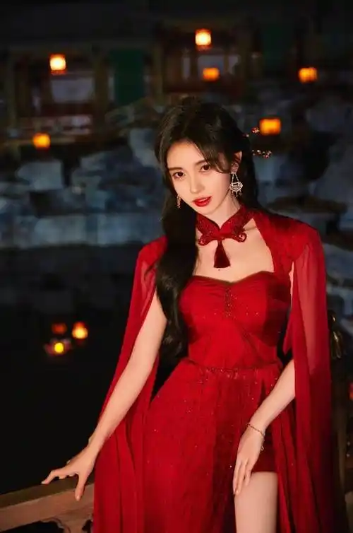 鞠婧祎穿红色露背抹胸裙秀长腿 一抹烈焰红唇魅惑又俏皮_国潮_卫视