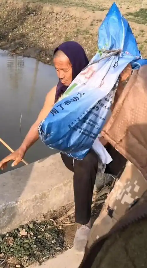 河南商丘零下四度有一位老人光着膀子坐在乡村的一座桥梁上