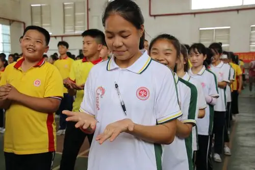 "团结奋进 珍惜相伴 快乐成长" ——武宣县民族初级中学心理辅导拓展
