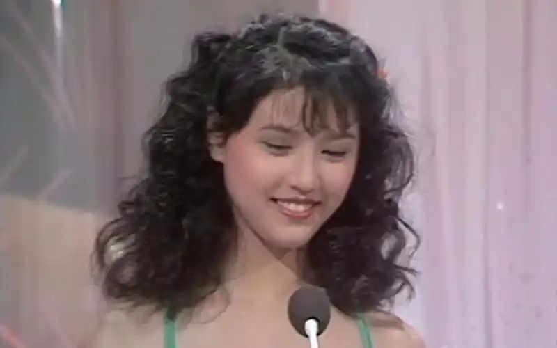 1985年,参选香港小姐的周海媚.