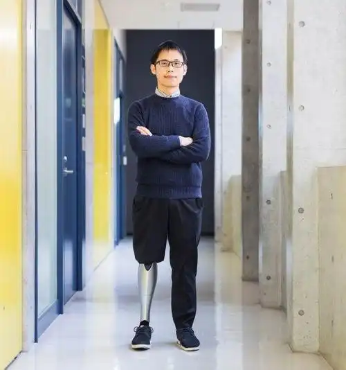 独腿男孩16年前求学华中科大如今创办公司研发智能假肢